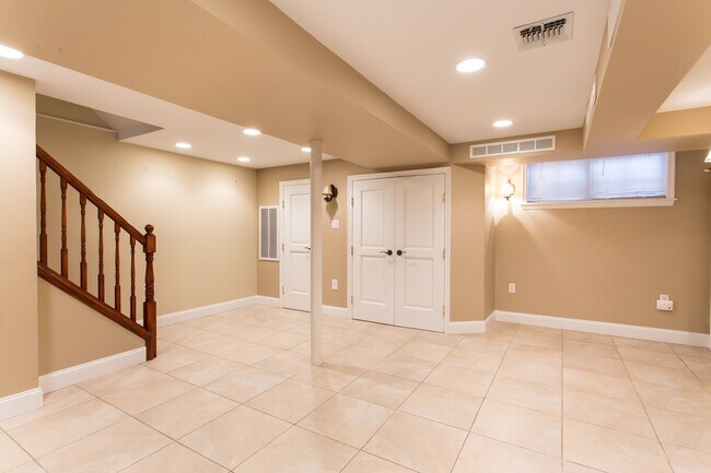 Building Photo - 161 Greenway S