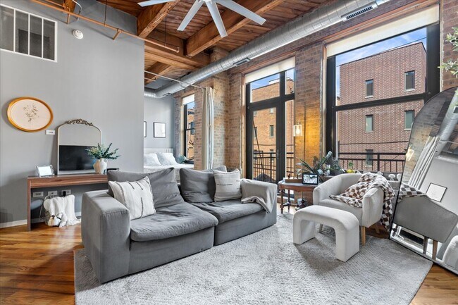 Building Photo - 1040 W Adams St