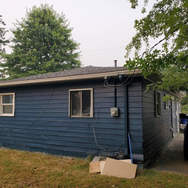 Building Photo - Charming 3-Bedroom Property in Prime Location