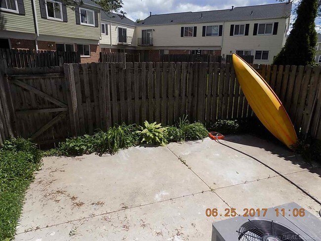 Building Photo - 37294 Charter Oaks Blvd