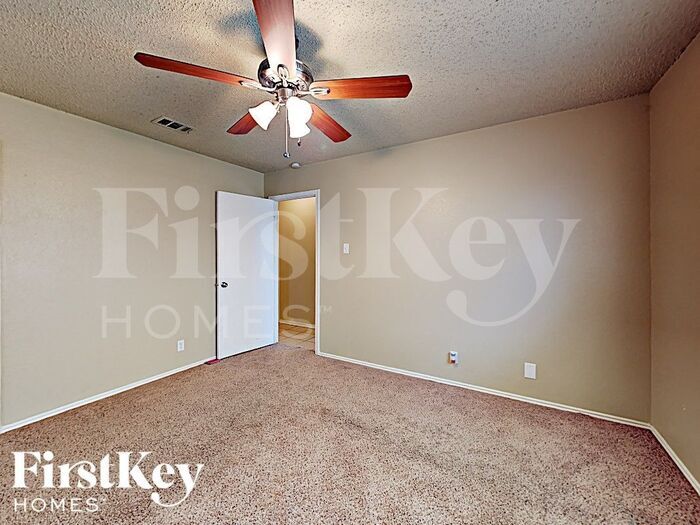 Building Photo - 1409 Grovecrest Dr