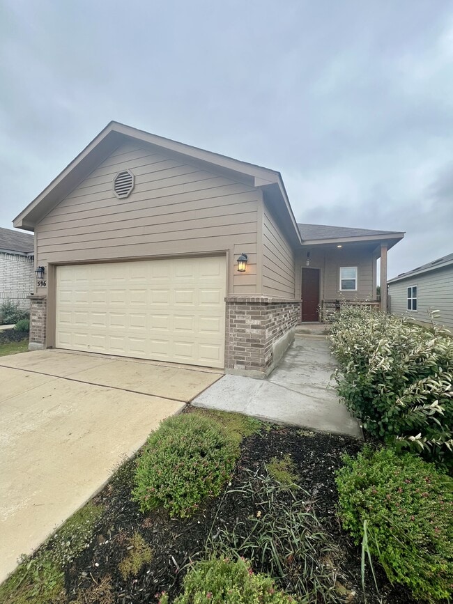 Building Photo - 596 Jennifer Wy