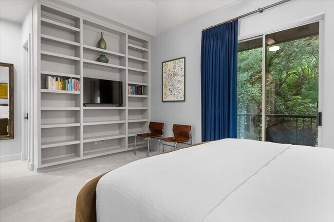 Building Photo - 1529 Barton Springs Rd
