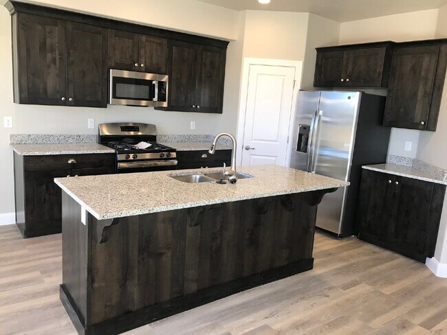 Building Photo - Spacious 4-Bedroom Townhouse in Hurricane, UT