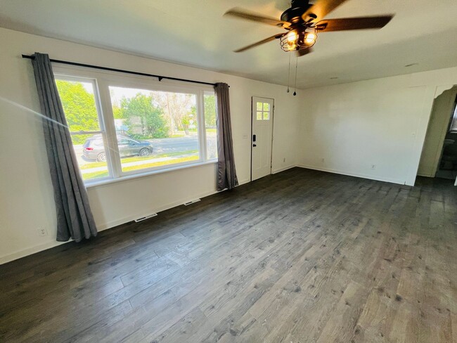 Building Photo - 4 bed, 3 bathroom Home