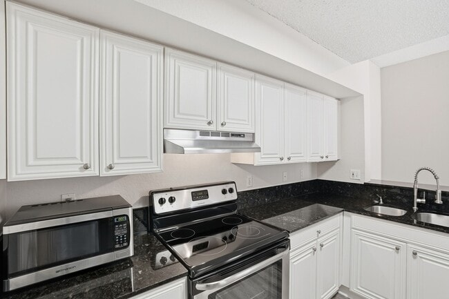 Building Photo - 8215 Ibis Club Dr