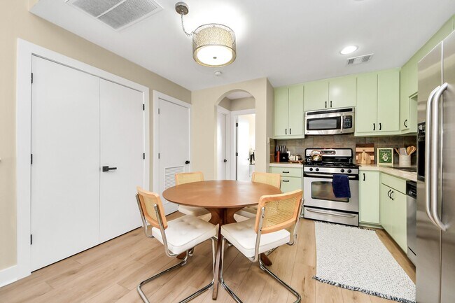 Building Photo - 5941 S Loop E