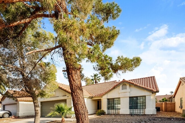 Building Photo - One Story 3 Bed / 2 Bath Single Family Home with Fenced Yard in Las Vegas