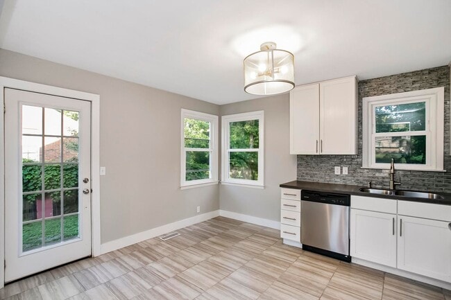 Building Photo - 2129 Crystal Dr