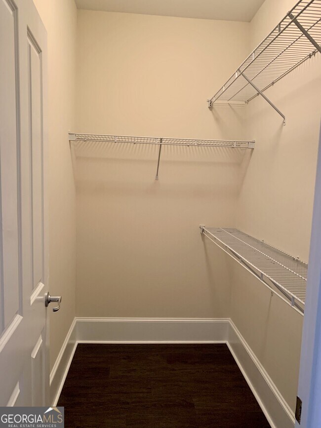 Building Photo - 5460 Glenridge View NE