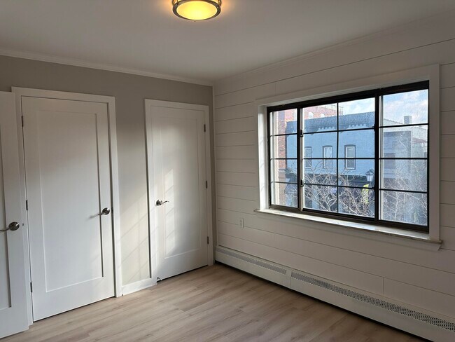 Building Photo - 137 N Center St