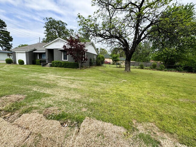 Building Photo - 3 Bedroom 1.5 Bath home w/fenced yard