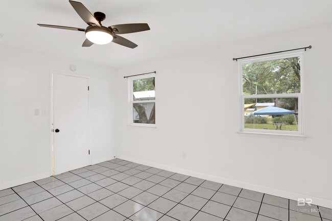 Building Photo - 208 E 22nd Ave