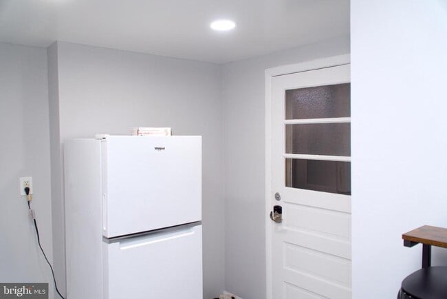 Building Photo - 6525 Kenova St