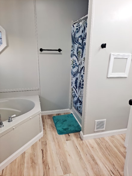 Building Photo - 17 Deerwood Park