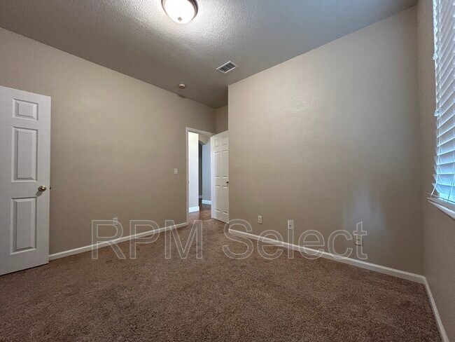 Building Photo - 1724 Magenta Dr