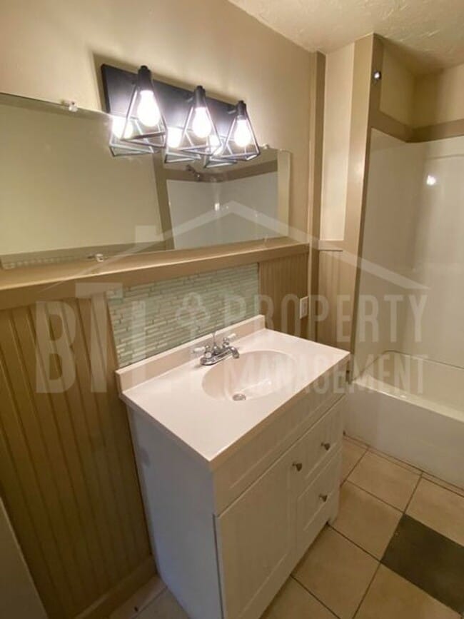 Building Photo - Rustic One Bedroom Cabin with Loft