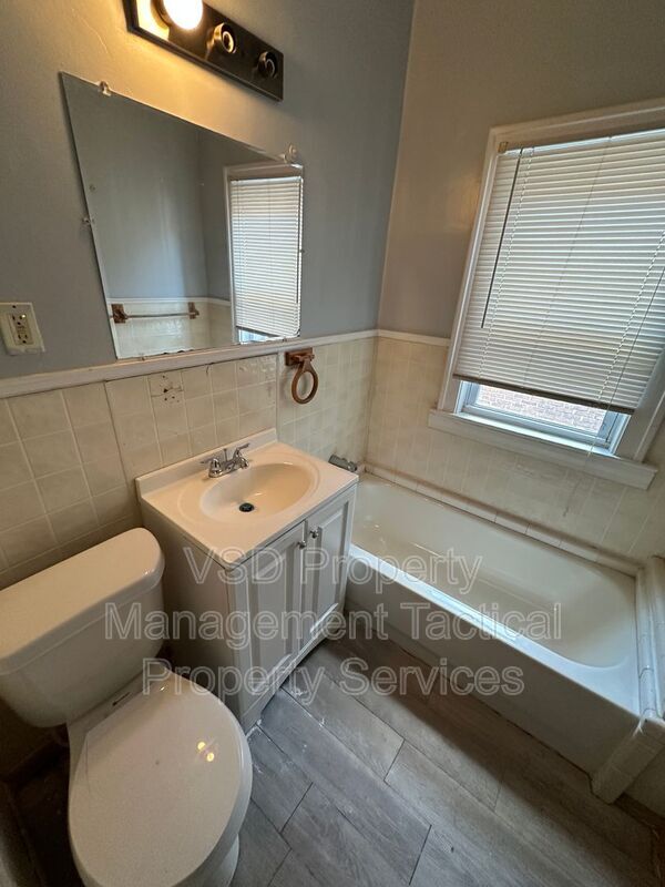 Building Photo - 3285 E 143rd St