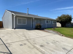 Building Photo - Cozy Home on a Huge Lot