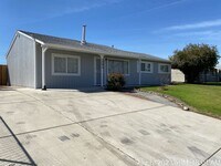 Building Photo - Cozy Home on a Huge Lot