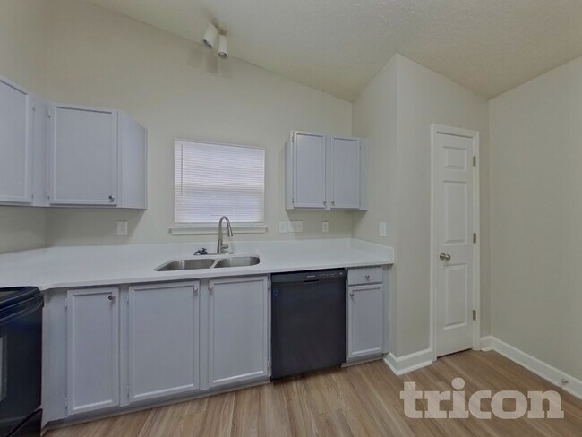 Building Photo - 919 Lakehill Rd