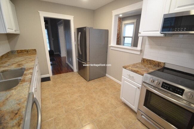 Building Photo - Beautifully refinished 3 bed 2 bath home in Evanston