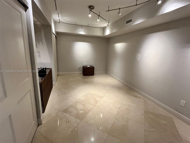 Building Photo - 6000 Island Blvd