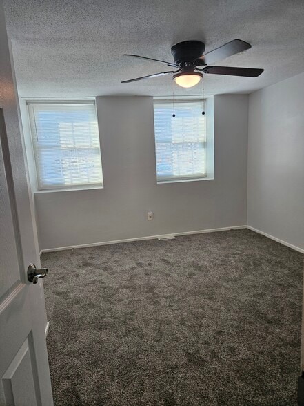 Building Photo - 1951 Dutch Village Dr