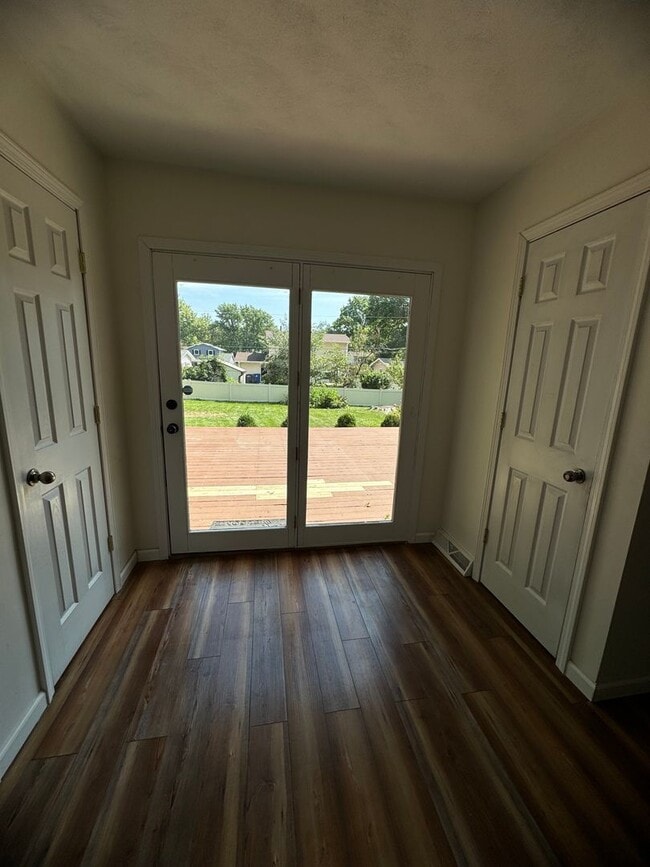 Building Photo - 3 bed 1.5 bath home in Bettendorf!