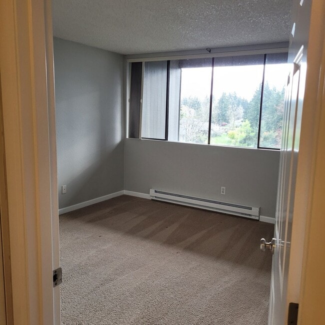 Building Photo - 1 Bedroom Townhome in Desirable Sixty-01 D...