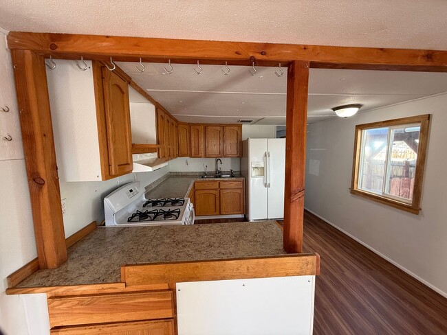 Building Photo - Cute 1.5 Bdrm w/ Toy Parking.