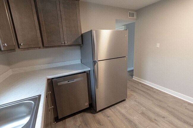 Building Photo - Fully Updated 2 BDR Apartment