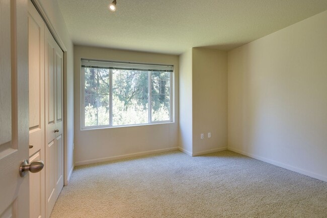 Building Photo - Beautiful Townhouse Available in Cedar Mill!