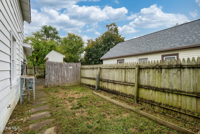 Building Photo - 37 Undine St