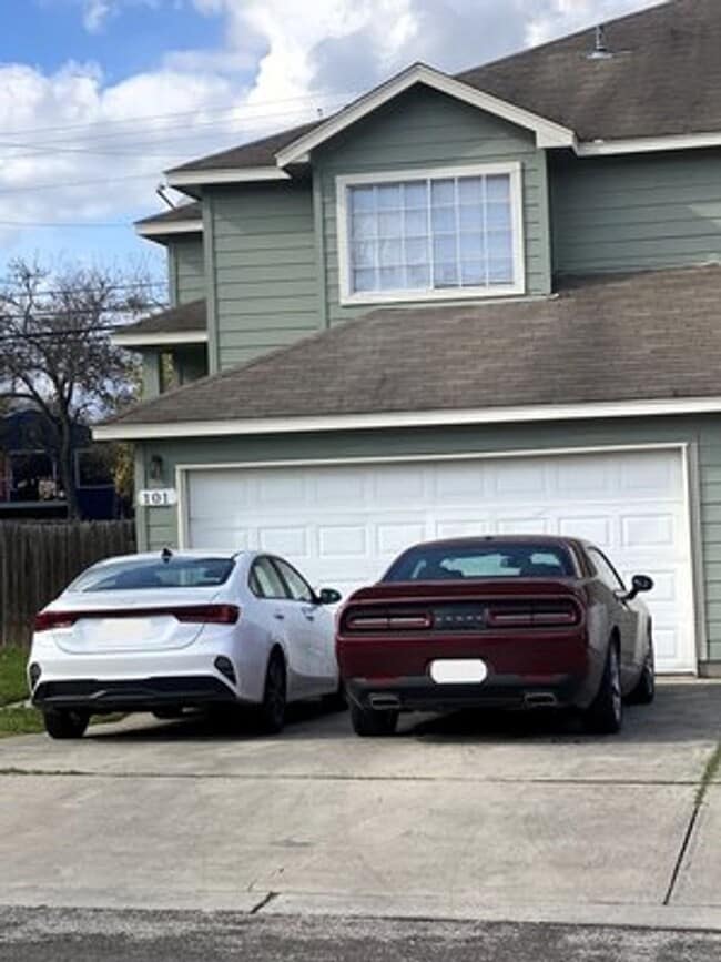 Building Photo - 3 Bed 3.5 Bath Duplex on TXST Bus Route!