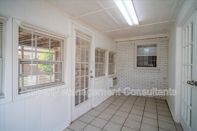 Building Photo - 2524 Chickasaw Dr