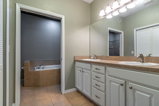 Building Photo - Luxury Living in The Villas of West End – ...