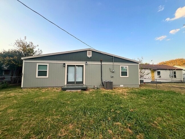 Building Photo - 1806 NW Ozmun Ave