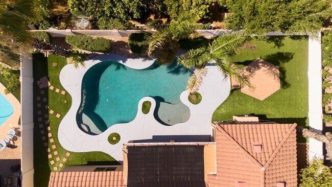 Building Photo - Gorgeous Everything you Need 4Bedroom plus Den Chandler Home!