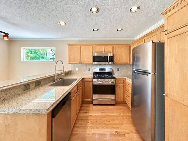 Building Photo - Cozy 4 Bed, 2.5 Bath House!