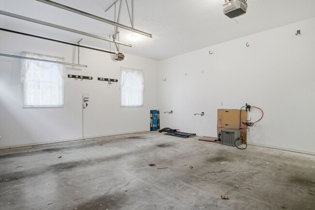 Building Photo - 4 Bed/3 Bath. Pet Friendly. Master on Main