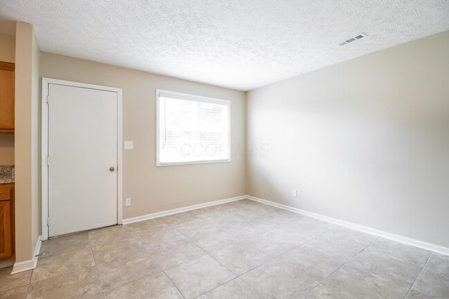 Building Photo - 2495 Willow View Ct