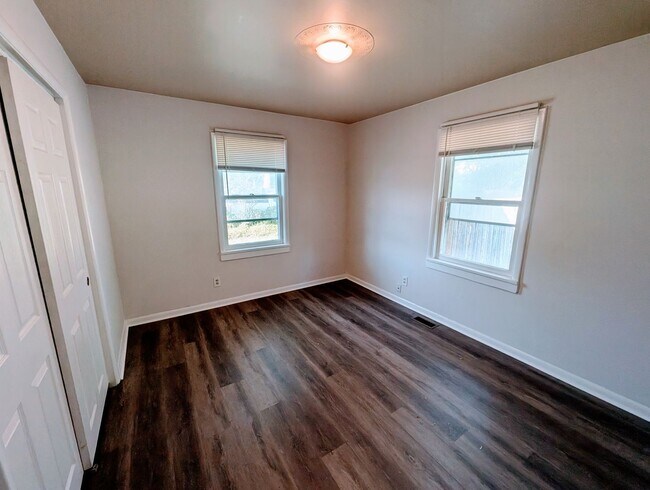 Building Photo - Private East Murray Home with HUGE yard!