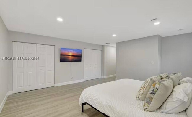 Building Photo - 2080 NE 205th St