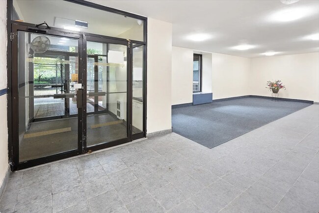 Building Photo - 1199 E 53rd St