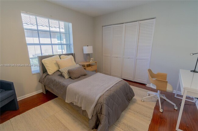 Building Photo - 2883 Oakbrook Dr