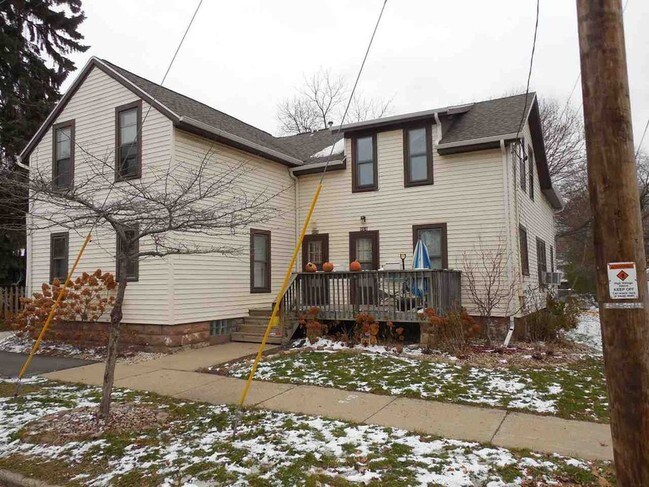 Building Photo - 916 N Durkee St