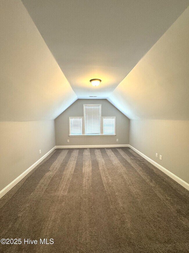 Building Photo - 425 Pebble Shore Dr