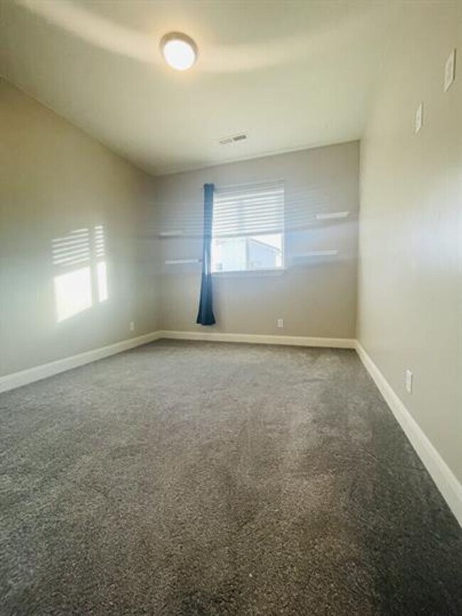 Building Photo - Desert Color Townhome!