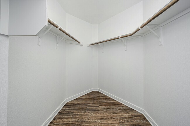 Building Photo - 536 Fallbrook Dr